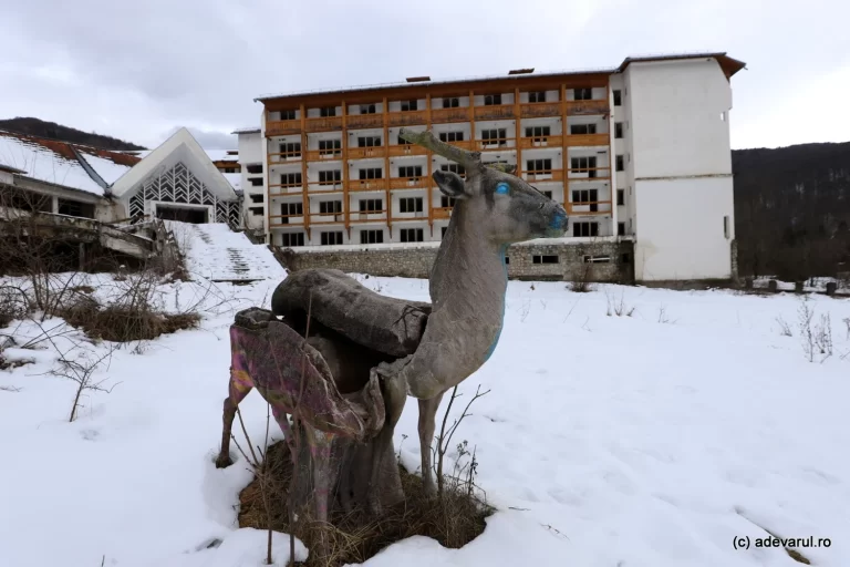Hotelul de la Poiana Mărului, construit la ordinul lui Ceaușescu în anii ‘70, îi bântuie și azi, precum o fantomă, pe localnici  și pe turiști