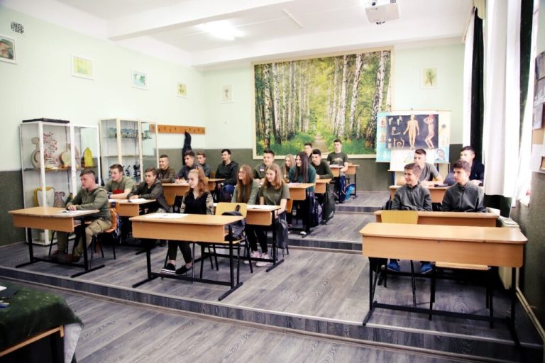 Vești proaste pentru profesorii din Timiș. Din toamnă, vor fi mai puține clase de liceu și vor dispărea multe norme didactice