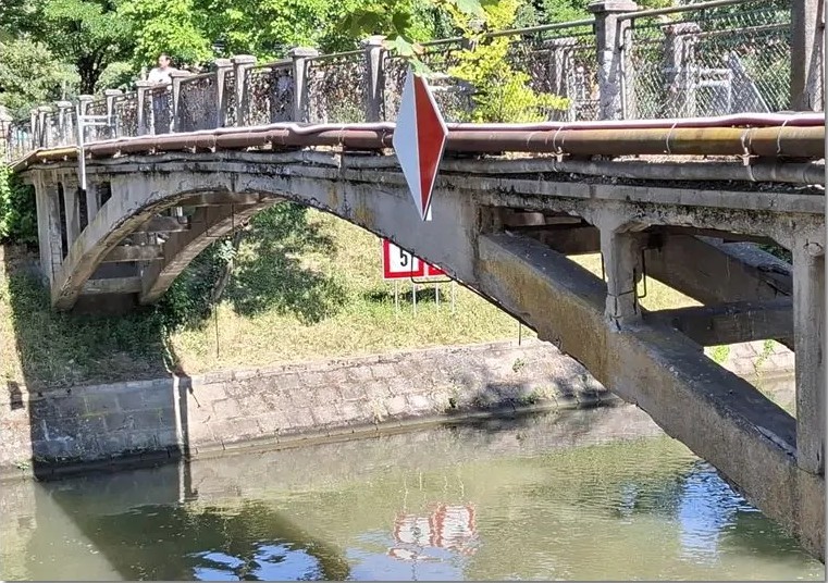 Un aviz negativ al Direcției de Cultură blochează în continuare reconstrucția Pasarelei Îndrăgostiților – Primăria va contesta decizia