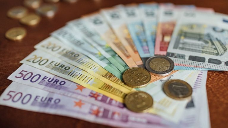 Economia României se prăbușește în ritm accelerat. Un reputat economist și fost șef de bancă avertizează că măsurile luate de Bolojan vor ruina rapid populația