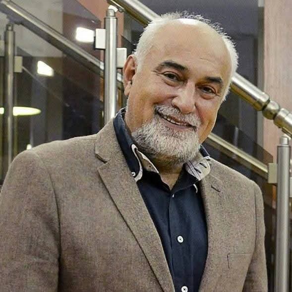 Varujan Vosganian îl atacă brutal pe Bolojan. Șeful Uniunii Scriitorilor se arată consternat de majorarea ,,cinică” a impozitelor pe proprietate