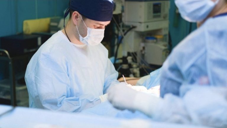 Directorul unui spital timișorean cere eliminarea din spitalele de stat a medicilor și asistentelor care activează și în privat