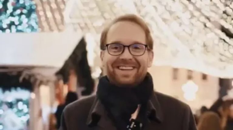 Dominic Fritz, aflat în pericol să-și piardă mandatul de primar al Timișoarei, îl apără pe controversatul Salvador Caragea. Fritz califică drept ,,suspectă agitația publică” în jurul numirii pensionarului special ca director la Uzina Sadu