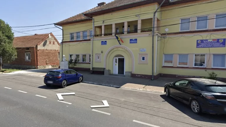 Scandal pe redenumirea unor străzi într-o comună din Banat. Primarul este acuzat că nu respectă valorile locale în redenumirea unor trasee din localitate