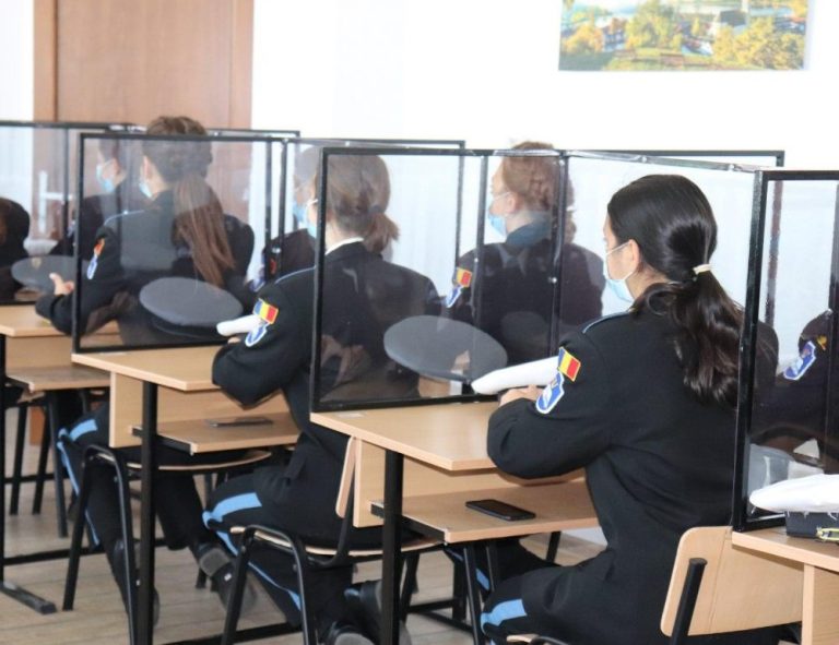 Școlile militare își așteaptă bobocii