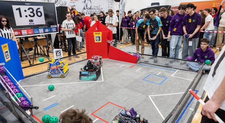 Echipele de robotică din Timișoara, susținute de UVT, obțin performanțe remarcabile la etapa regională FIRST Tech Challenge – Regiunea Vest