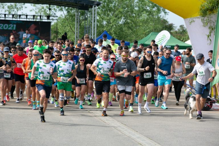 Sute de alegători sunt așteptați la Giarmata în Mișcare – competiția de alergare de lângă Timișoara, care strânge fonduri pentru comunitate