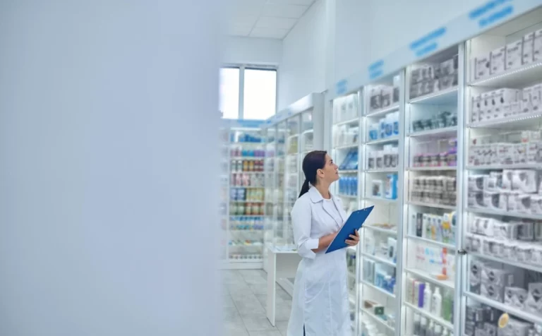 Cât câștigă un farmacist după cinci ani de facultate grea și scumpă pentru buzunarele absolvenților