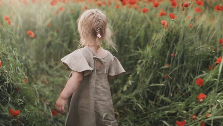 Când stilul întâlnește bucuria: cum alegi rochiile care îi lasă copilăriei loc să strălucească