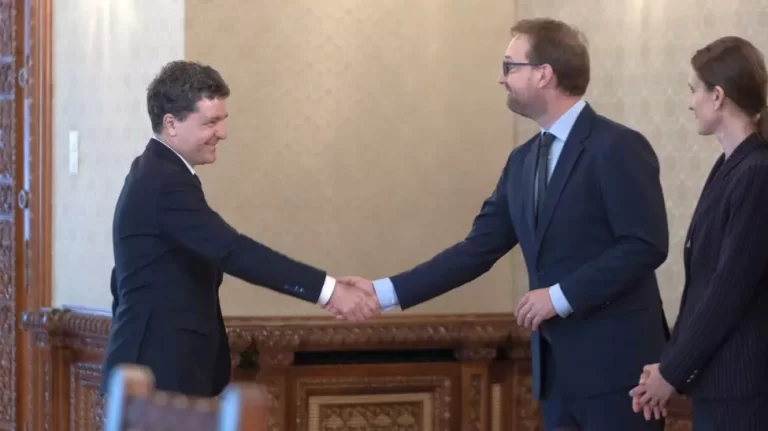 Dominic Fritz se laudă că are săptămânal convorbiri față în față cu Nicușor Dan. ,,Și este între patru ochi, într-o sală unde garantat nu sunt microfoane, așa că știe doar el și eu ce discutăm”