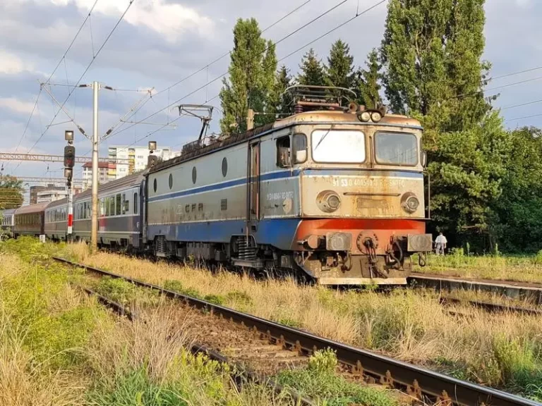 Călătoria cu trenul de la Timișoara la București a devenit o epopee demnă de Lumea a Treia!