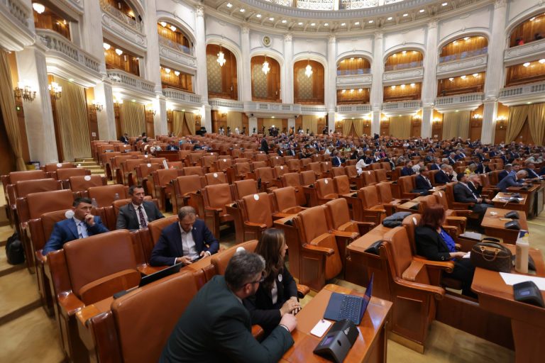 Sondaj Avangarde: Guvernul Bolojan se prăbușește la capitolul încredere, iar AUR rămâne pe primul loc la mare distanță de PSD și PNL