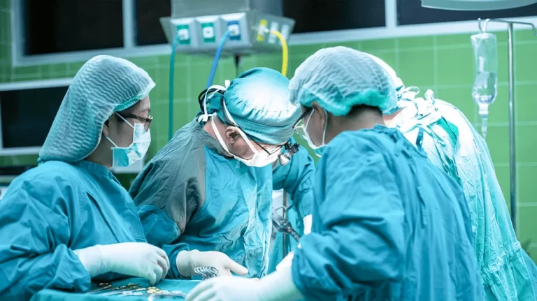 Medicul neurochirurg din vestul țării care a reușit performanța să aibă patru gărzi consecutive în două orașe diferite. ,,Pentru asta am muncit, pentru asta trăiesc”, susține doctorița Alexandra Borodan