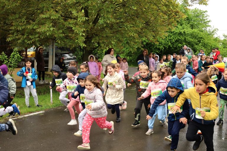 Aproape 300 de copii au alergat în ploaie pentru a salva un teren de sport