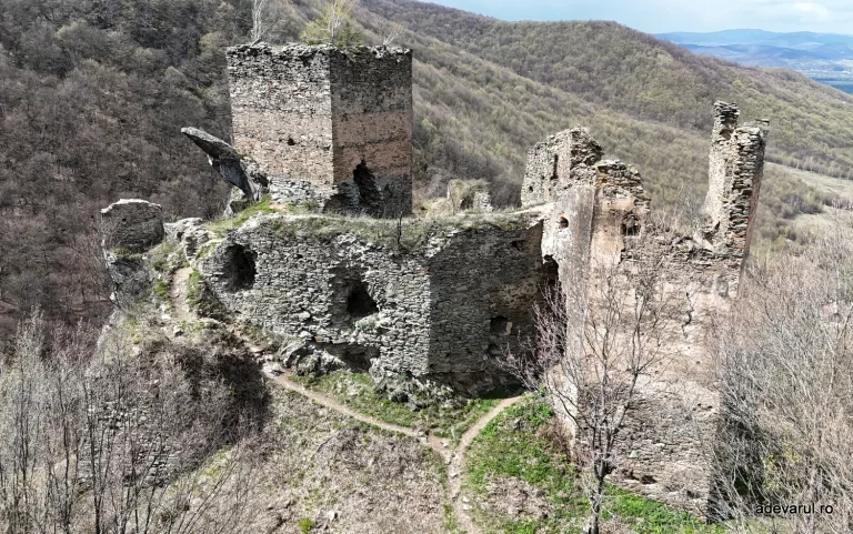 Traseul spectaculos din vestul țării. Cum se poate ajunge la ,,Castelul din Carpați”, imaginat de Jules Verne acum mai bine de 160 de ani