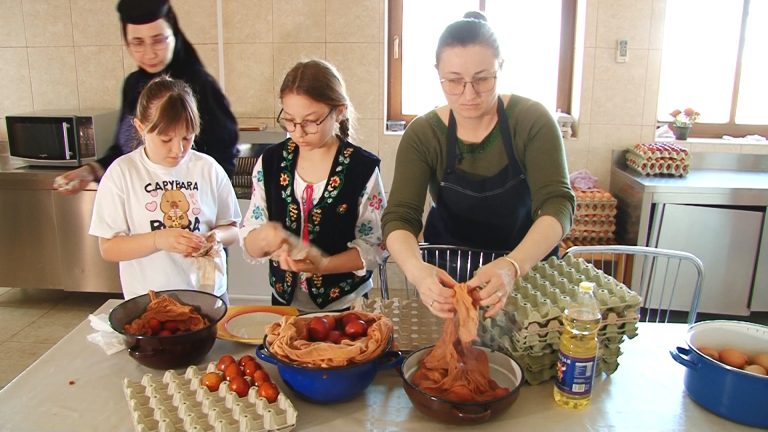La Mănăstirea Timișeni-Șag, de lângă Timișoara, tradiția vopsirii ouălor în Vinerea Mare se păstrează de ani buni. FOTO-VIDEO