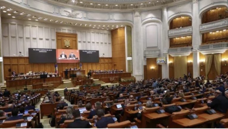 USR și PNL  se ,,adună” în jurul AUR! Partidul catalogat drept extremist până mai ieri a devenit tot mai frecventabil pentru Bolojan și Fritz