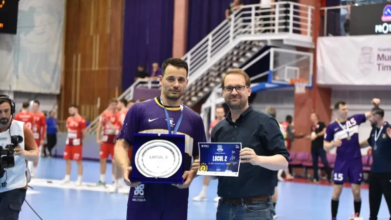 Primarul Dominic Fritz și viceprimarul Ruben Lațcău, huiduiți din greu de timișoreni la un meci al echipei de handbal din oraș
