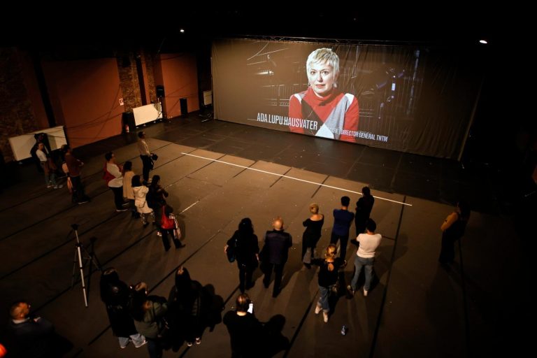 În această dimineață, echipa reunită a Teatrului Național din Timișoara și-a aplaudat în picioare managerul, după aproape 21 de ani de când funcționează, împreună, în mandatele Adei Hausvater.