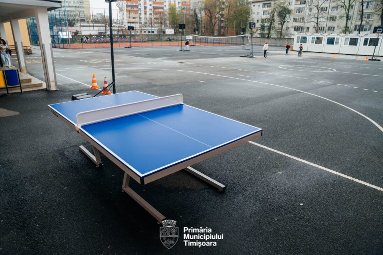 Municipalitatea dotează 30 de școli cu mese exterioare de tenis de masă