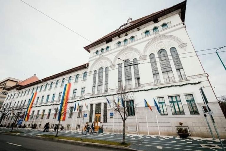Primarul Timișoarei, acuzat că dă afară sute de oameni din primărie, în timp ce plănuiește să angajeze alte câteva sute în companii recent înființate