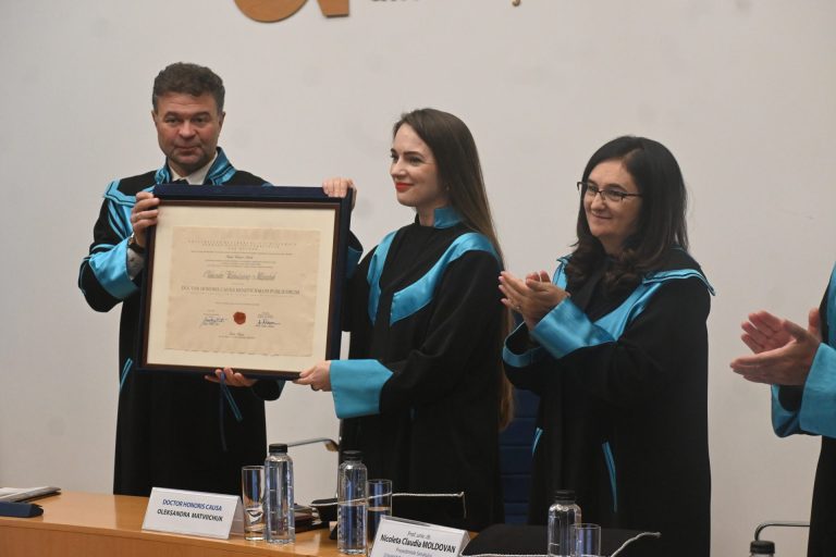 Comunitatea academică a Universității de Vest din Timișoara i-a conferit titlul de Doctor Honoris Causa Beneficiorum Publicorum președintei organizației ucrainene Center for Civil Liberties, Oleksandra Matviiciuk, distinsă cu Premiul Nobel pentru Pace 2022 / FOTO-VIDEO