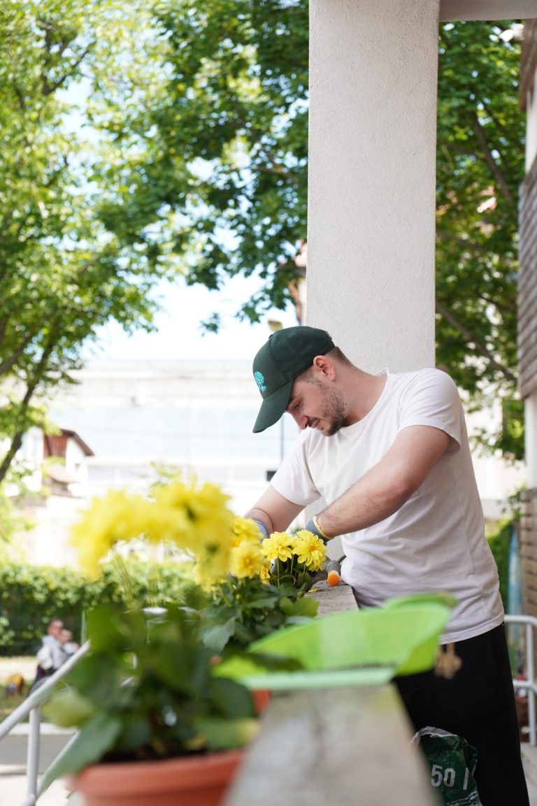 Flori plantate împreună, într-o zi dedicată comunității și incluziunii, la Complexul Podul Lung