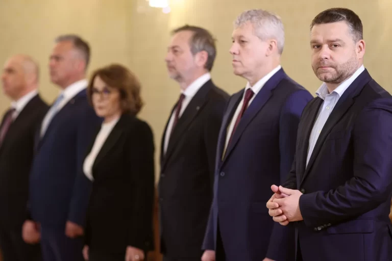 După căderea Guvernului Bolojan, PNL este sfâșiat de disputele dintre taberele interne. Surse din interior susțin că partidul îl va abandona pe Bolojan și va rămâne la guvernare